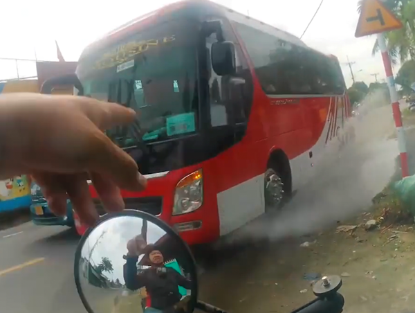 Xe khách lấn làn làm nước bắn lên người đi xe máy
