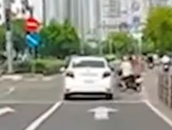 Vượt đèn đỏ, người đi xe máy va chạm với ô tô