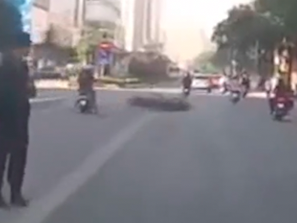 Lạng lách “thông chốt” CSGT, tài xế xe máy nhận cái kết đắng