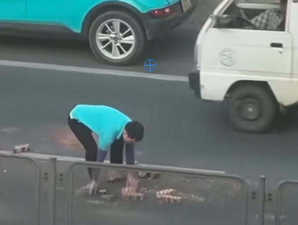 Hình ảnh đẹp của tài xế xe công nghệ nhặt gạch trên vành đai 3