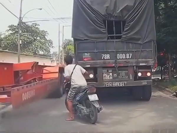 Xe tải lùi thiếu quan sát suýt đâm trúng xe máy và ô tô