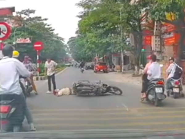 Mải hóng chuyện, người đàn ông đi xe máy va vào cậu bé sang đường ẩu