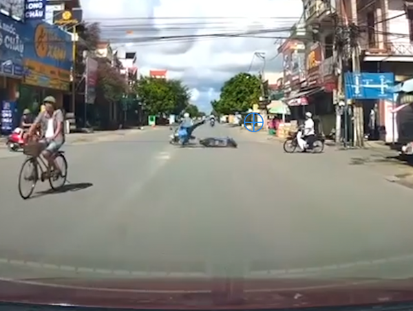 Xe máy kẹp 3 phóng nhanh va chạm với xe điện lao ra từ đường nhỏ