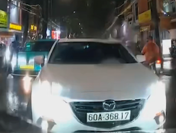 Ô tô đi ngược chiều quyết không nhường đường gây cản trở giao thông