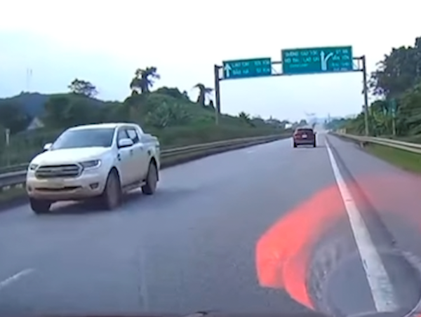 Xe bán tải đi ngược chiều phóng vun vút trên cao tốc Nội Bài - Lào Cai