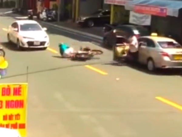 Mở cửa bất cẩn, lái xe ô tô gây tai nạn