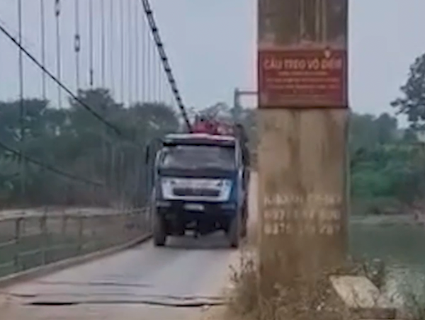 Thót tim hình ảnh xe tải đi qua cầu treo rung lắc dữ dội