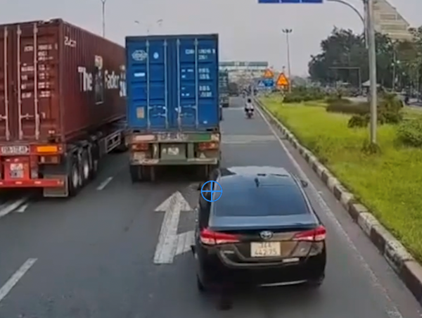 Xe con liều lĩnh ''điền vào khoảng trống'' trước mũi container để vượt