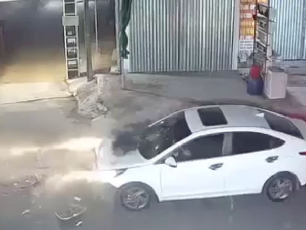 Xe máy phóng như bay, lấn làn đấu đầu với ô tô