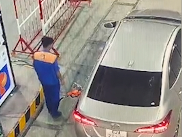 Tài xế ném tiền qua kính ô tô khi đi đổ xăng ở Long An