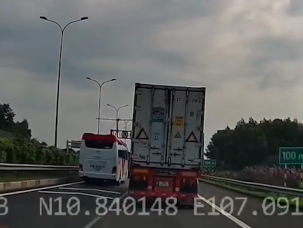 Xe khách lạng lách trên cao tốc gây nguy hiểm