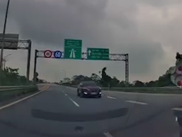 Ô tô chạy ngược chiều phóng vun vút trên cao tốc Nội Bài - Lào Cai