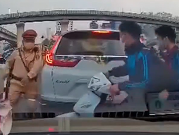 Hai thanh niên đầu trần, luồn lách trên đường gặp CSGT liền tăng ga bỏ chạy