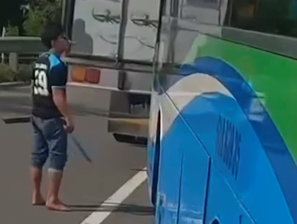 Nam thanh niên liều lĩnh cầm hung khí chặn đầu xe khách ở Thủ Đức