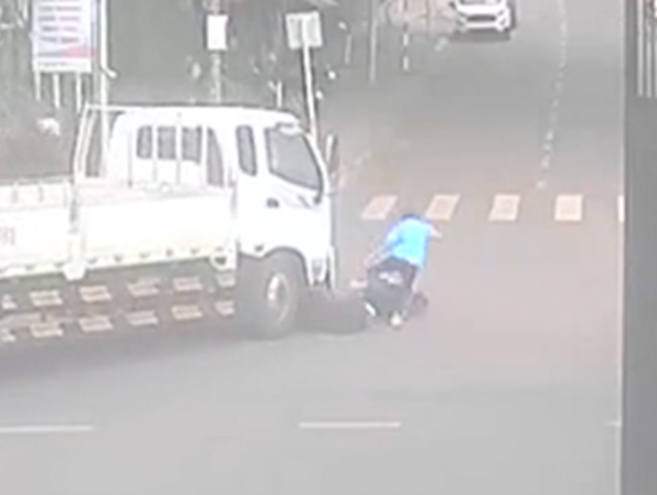 Xe máy kẹp 3 chạy tốc độ cao va chạm với xe tải