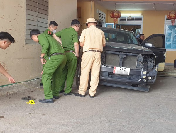 Ô tô bán tải lùi đâm thẳng vào nhà dân khiến một người chết