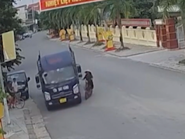 Xe đạp điện tạt đầu ô tô tải gây tai nạn