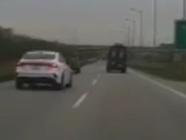 Xe bán tải đi lùi trên cao tốc Hà Nội - Thái Nguyên gây mất an toàn