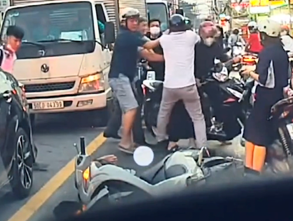 Nhóm thanh niên ép xe, đánh học sinh giữa đường gây bức xúc