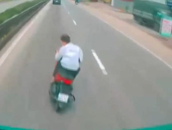 Coi thường tính mạng, tài xế xe máy đầu trần liên tục đánh võng trước đầu ô tô