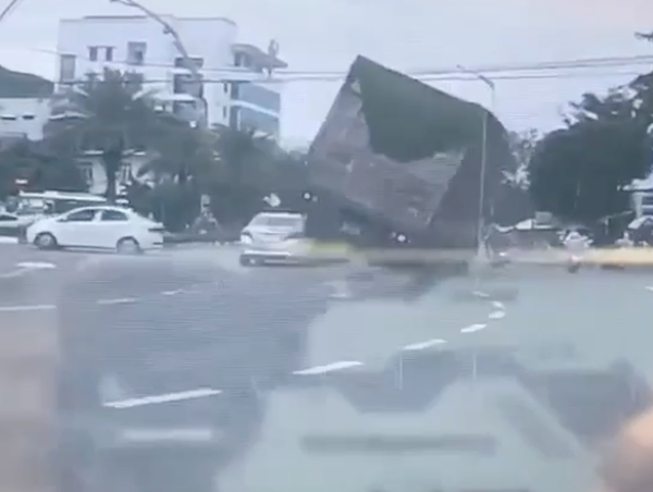 Khoảnh khắc xe tải chở dăm gỗ lật đè tử vong 3 người đi đường ở Quy Nhơn