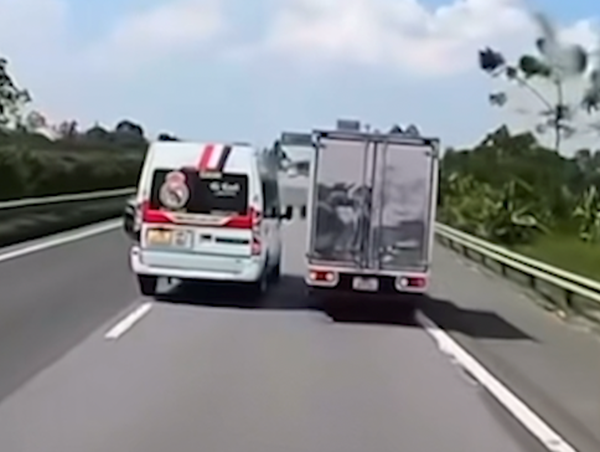 Lái xe 16 chỗ chèn ép ô tô tải trên cao tốc Nội Bài - Lào Cai