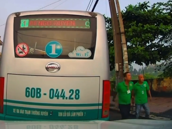 Tài xế và phụ xe buýt hành hung người đi xe máy ở Đồng Nai