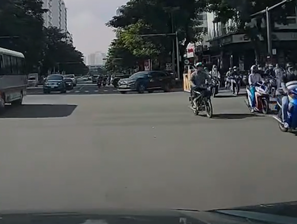Hàng loạt xe máy thản nhiên đi ngược chiều gây nguy hiểm