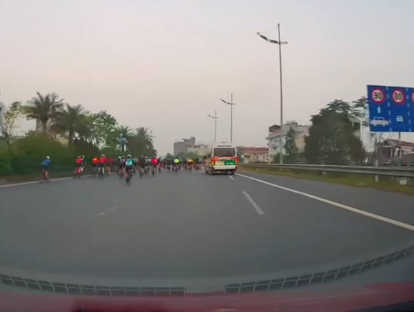 Hàng chục xe đạp đi sai làn gây mất an toàn giao thông