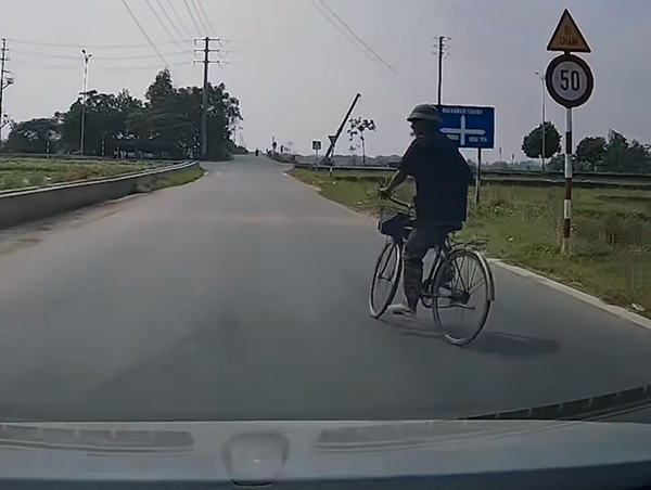 Xe đạp tạt đầu ô tô suýt gây tai nạn