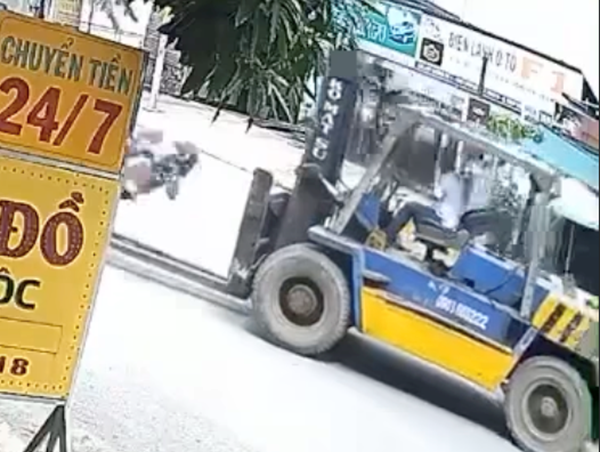 Xe nâng sang đường thiếu quan sát, tông trúng người đi xe máy