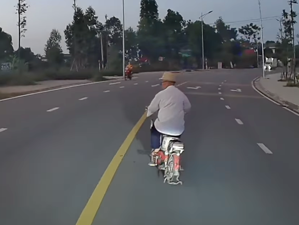 Xe điện tạt đầu ô tô để sang đường suýt gây tai nạn