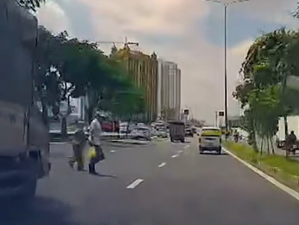 Ô tô chuyển làn suýt đâm trúng người đi bộ đang sang đường