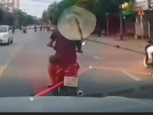 Xe máy liên tục lạng lách, đánh võng “trêu ngươi” tài xế ô tô 