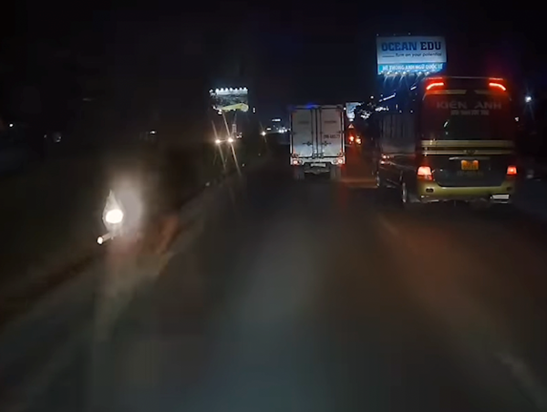 Xe máy đi ngược chiều trong đêm gây mất an toàn giao thông