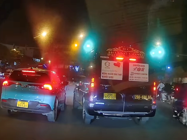 Xe limousine chuyển làn ẩu suýt gây tai nạn