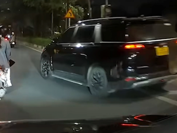 Trả khách giữa đường, xe ô tô nhập làn ẩu suýt gây tai nạn