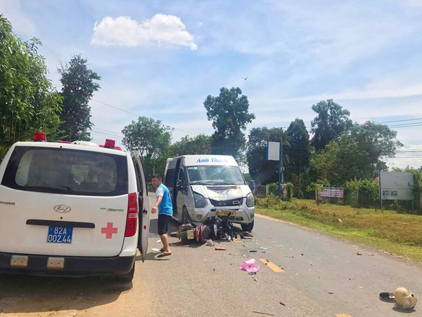 Người phụ nữ chạy xe tông vào đầu ô tô làm 1 cháu nhỏ tử vong