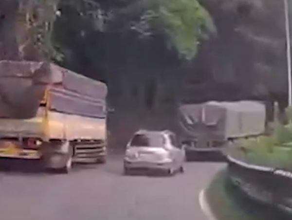 Xe tải vượt ẩu ở khúc cua suýt gây tai nạn trên đèo Bảo Lộc