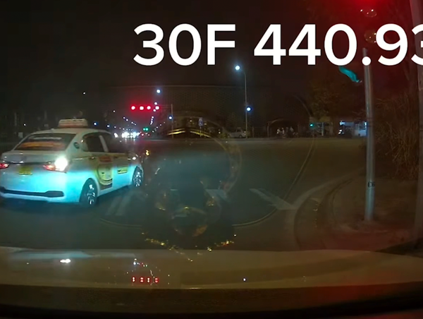 Xe taxi vô tư vượt đèn đỏ tiềm ẩn nguy cơ mất an toàn giao thông