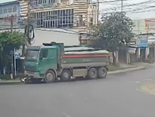 Cuốn vào gầm xe ben, tài xế xe máy tử vong