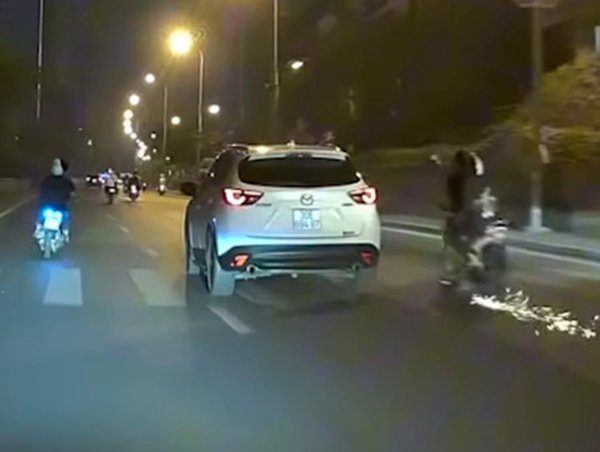 Nhóm thanh niên lạng lách, đánh võng trên đường