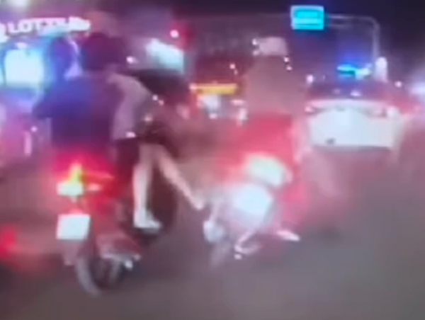 Nam thanh niên dùng chân đạp người phụ nữ đang đi xe máy ngã ra đường