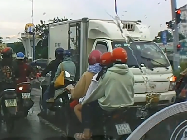 Xe tải chạy ngược chiều giữa giao lộ đông người gây mất an toàn giao thông