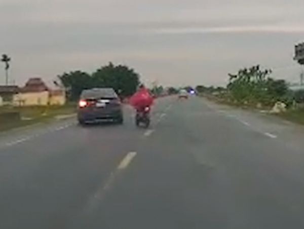 Học sinh đi xe đạp điện tạt đầu ô tô suýt gây tai nạn