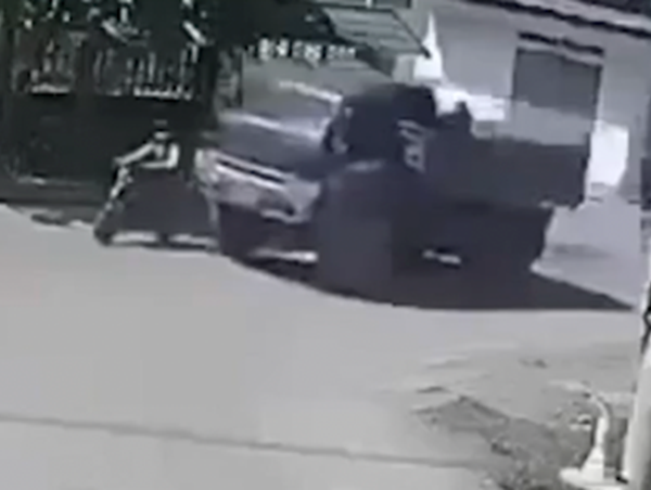 Xe tải va chạm xe điện khiến một học sinh ngã ra đường