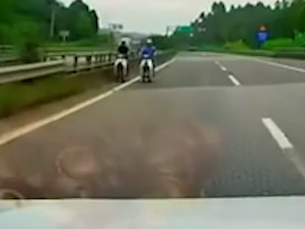 Xe máy dàn hàng ngang đi ngược chiều trên cao tốc Nội Bài - Lào Cai