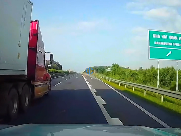 Bất cẩn khi chuyển làn, xe container suýt gây tai nạn