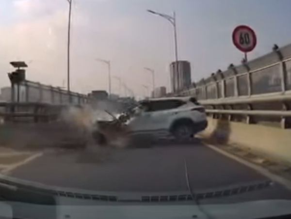 Ô tô “phóng như bay”, lao vào dải phân cách trên đường vành đai 2