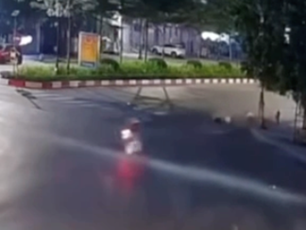 Xe máy phóng như ''bay'' qua vòng xuyến, lao thẳng vào cột đèn